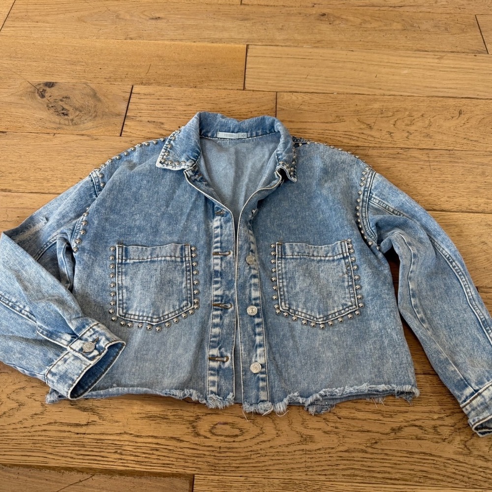 Veveret Womens Studded Cropped Denim Jacket Light Wash Blue Raw Hem Medium (456)